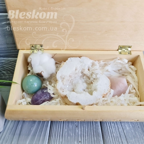 Набор натуральных камней в деревянной шкатулке 2-379