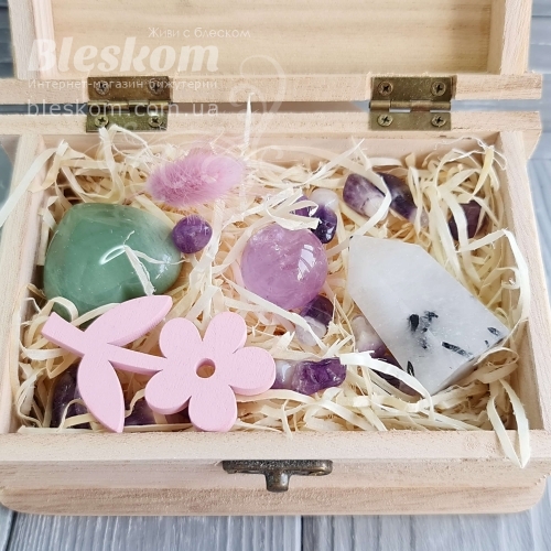 Набір натуральних каменів в деревяній скриньці 2-380