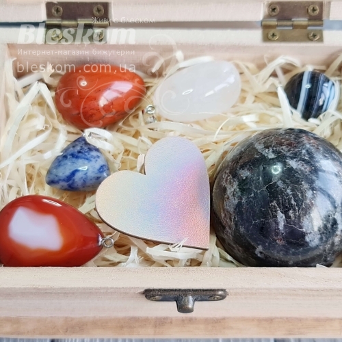 Набор натуральных камней в деревянной шкатулке 2-381