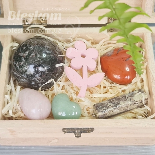 Набор натуральных камней в деревянной шкатулке 2-382