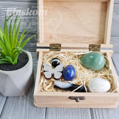 Набор натуральных камней в деревянной шкатулке 2-387