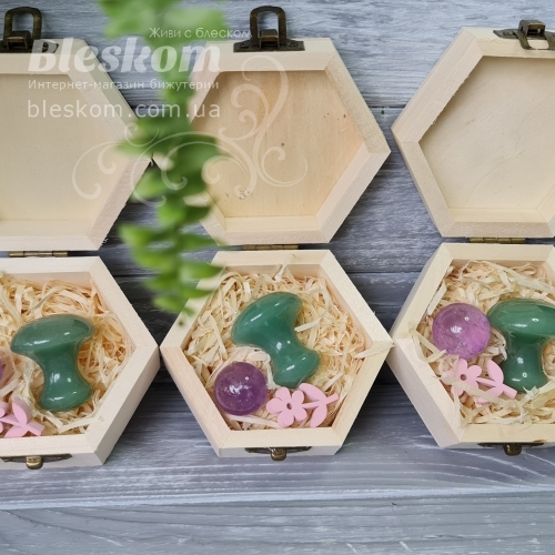 Набір натуральних каменів в деревяній скриньці 2-390