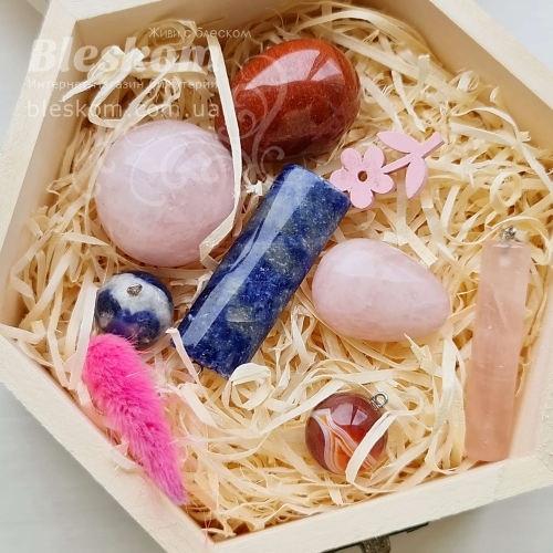 Набор натуральных камней в деревянной шкатулке 2-409