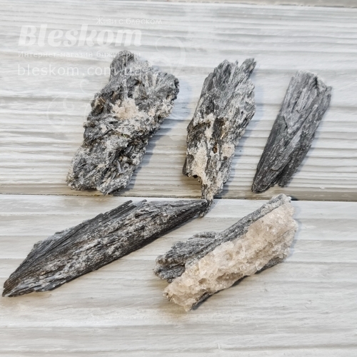 Черный кианит, сырье, натуральный 2-428