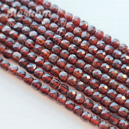 Гранат, гранований, кубик, натуральний К3007