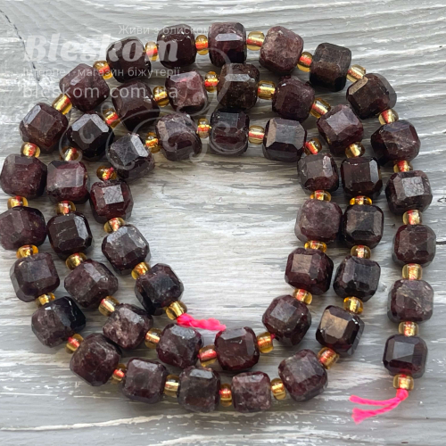 Гранат гранований, кубик, натуральний К3057