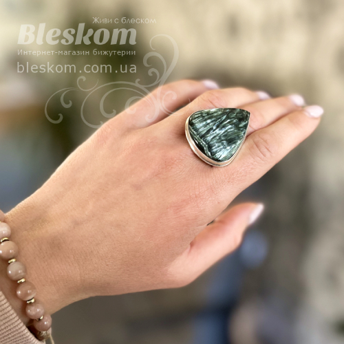 кольцо с серафинитом с1058
