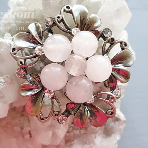 Брошь Цветочек с розовым кварцем со стразами 3-227